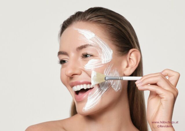 Frau mit Maske und Pinsel