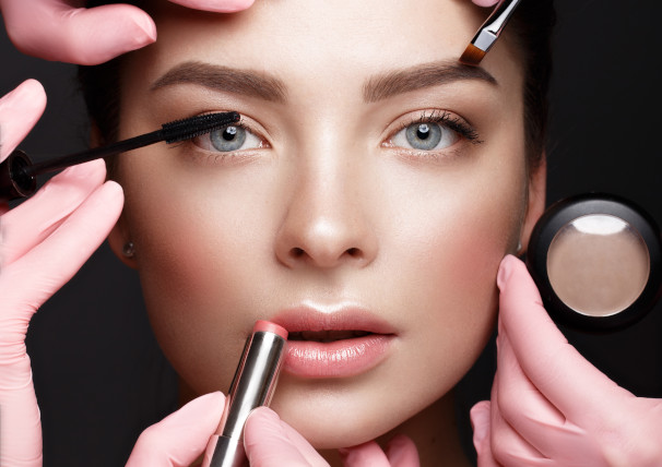 Symbolbild Maekup einer schönen jungen Frau